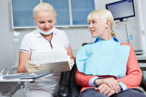 Zahnmedizinische Fachangestellte mit Patientin